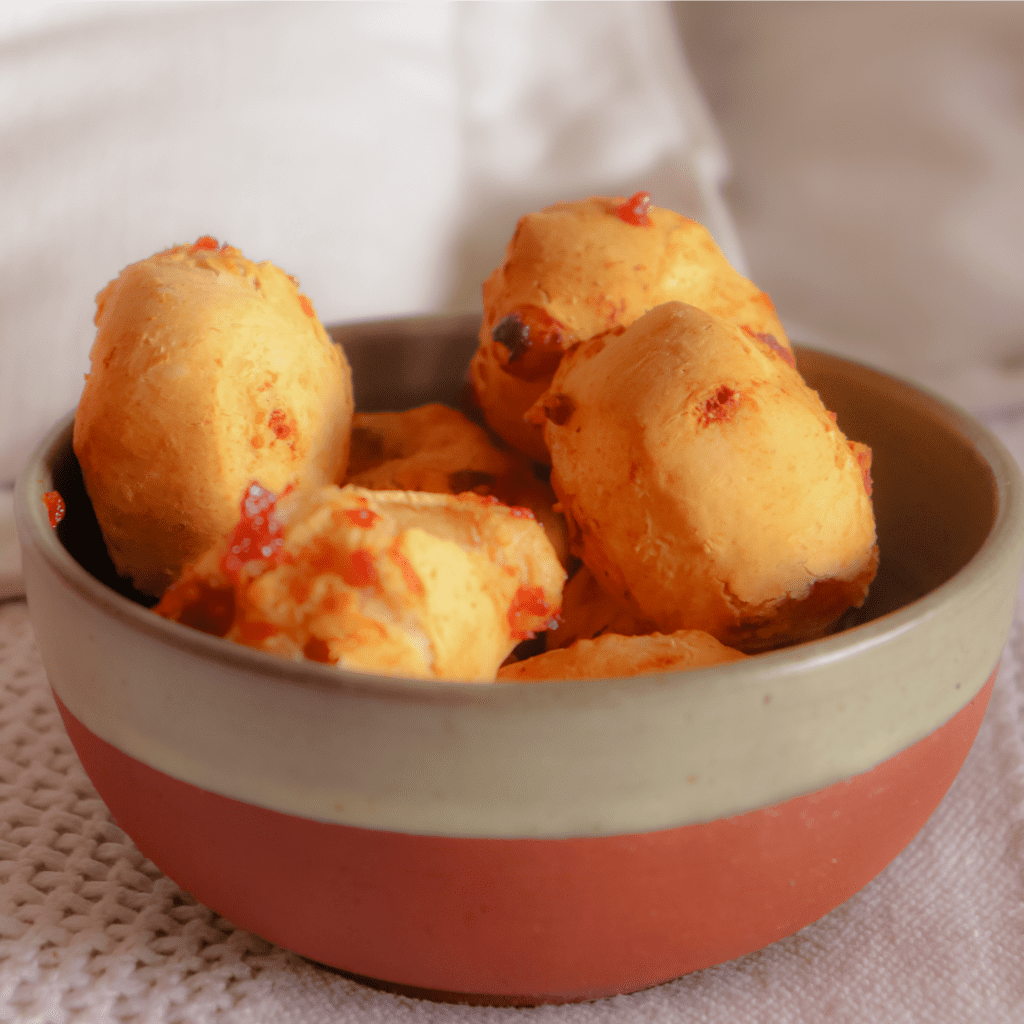 Tigela cheia de Não de Queijo Sabor Goiabada