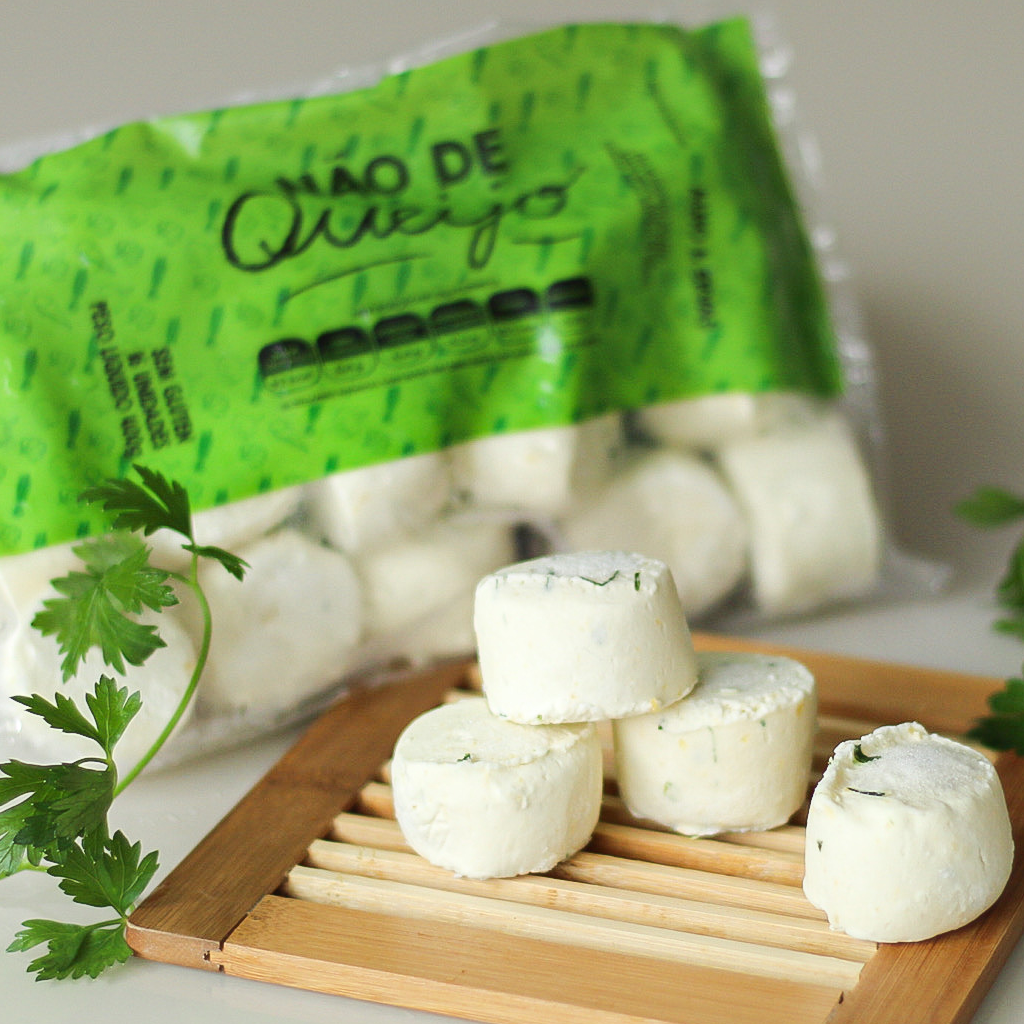 Unidades de Não de Queijo Sabor Alho e Ervas posicionados sobre uma tábua