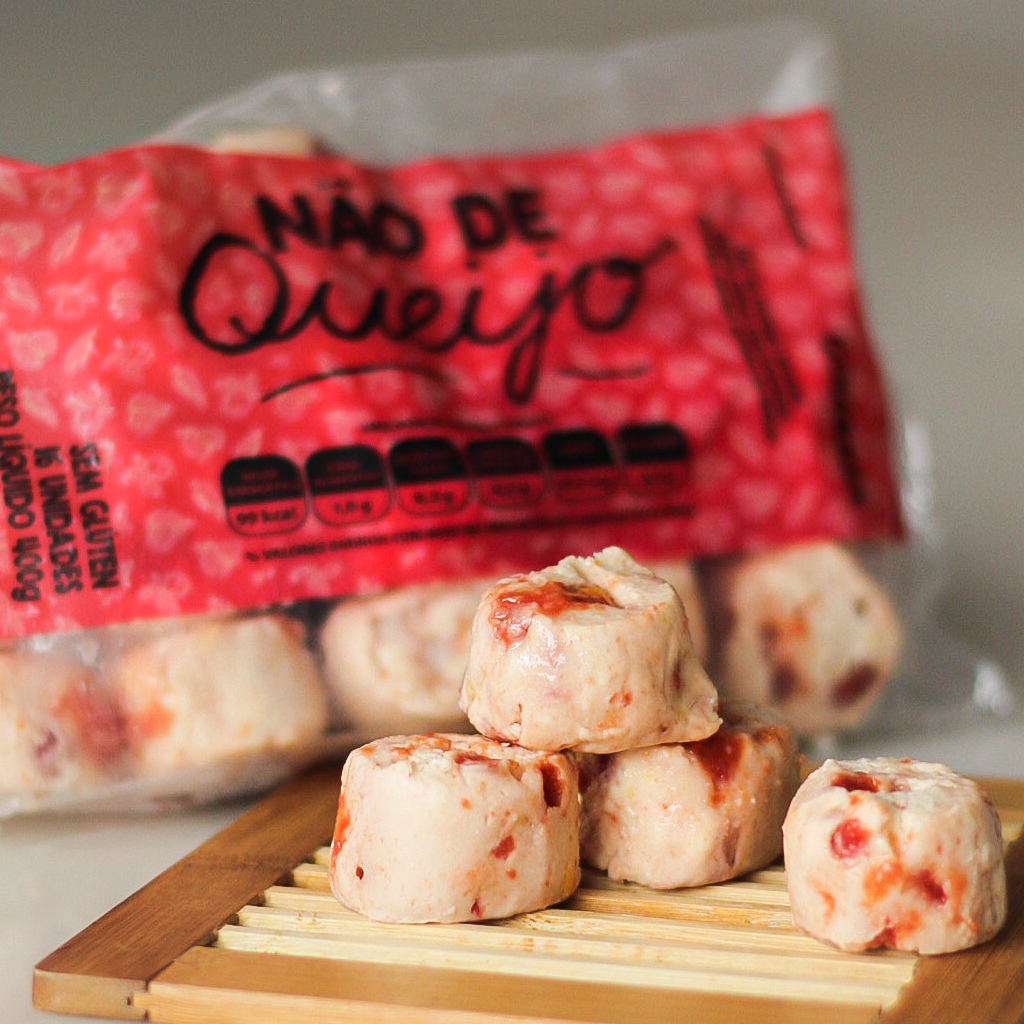 Unidades de Não de Queijo Sabor Goiabada posicionados sobre uma tábua