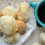Diferentes sabores de Não de Queijo em um prato