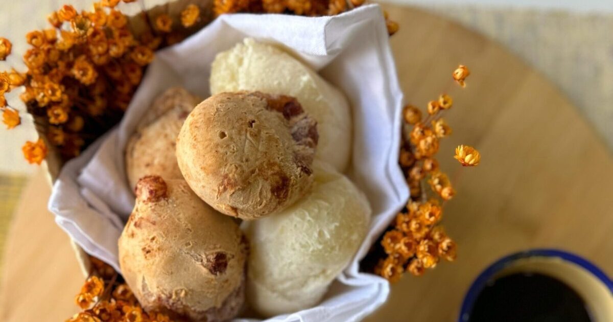 não de queijo Foto de um Não de Queijo, um pão de queijo vegano, ao lado de uma xícara de café